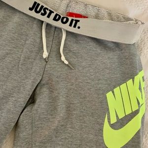 NIKE SWEATPANTS